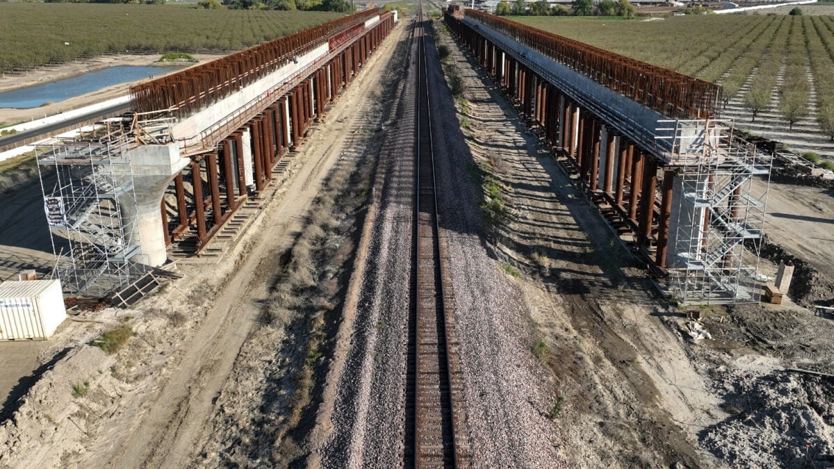 Departamento de Transportes de Trump ameaça cortar financiamento para trem de alta velocidade na Califórnia