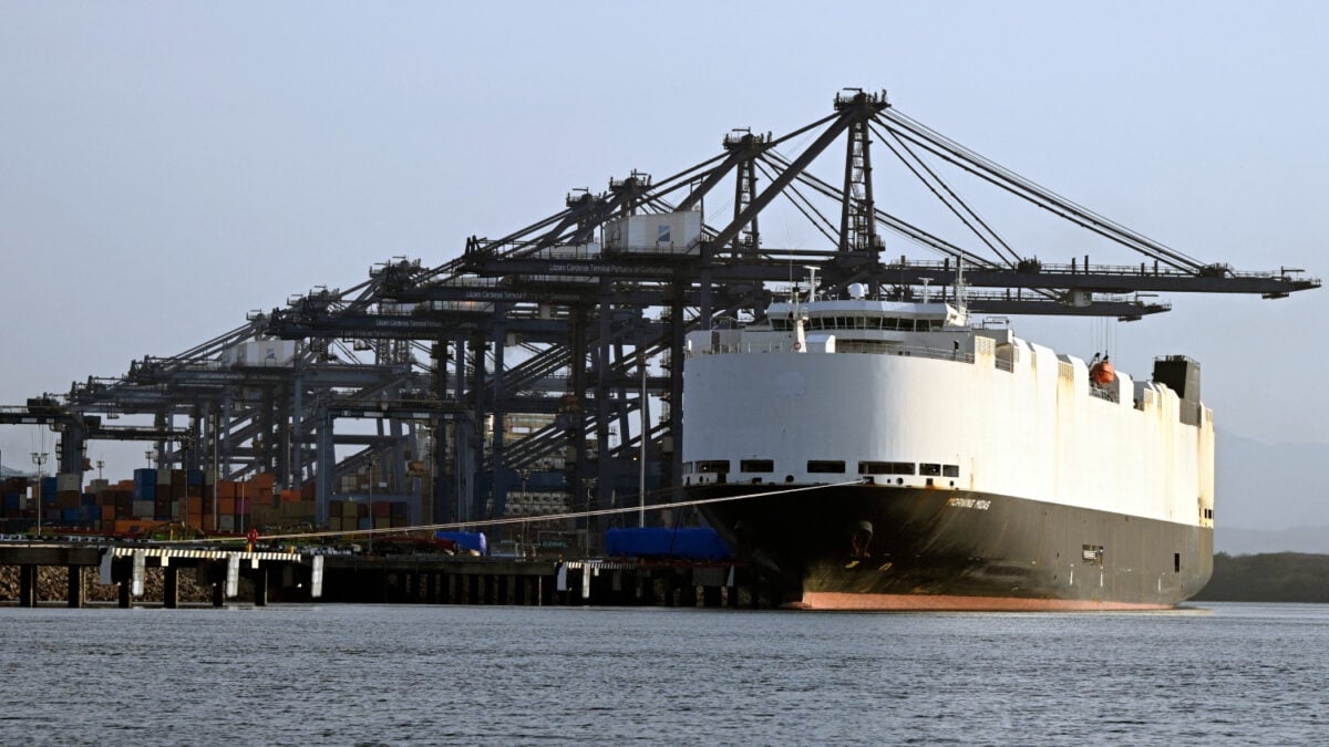 Nave cargo con a bordo veicoli elettrici in fiamme affonda al largo dell'Alaska