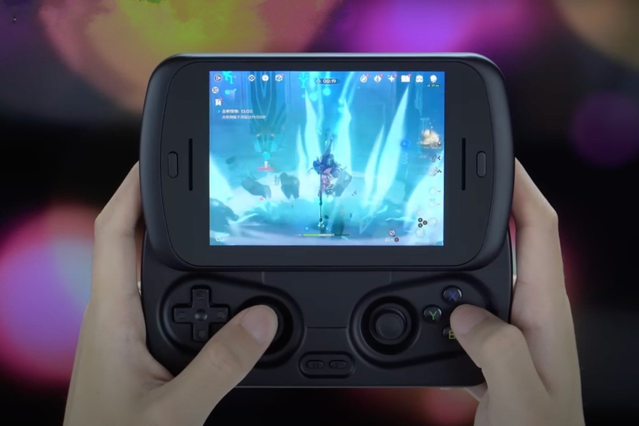 This New Retro Handheld Is Nostalgia Bait for Early-2000s Sliding Phones