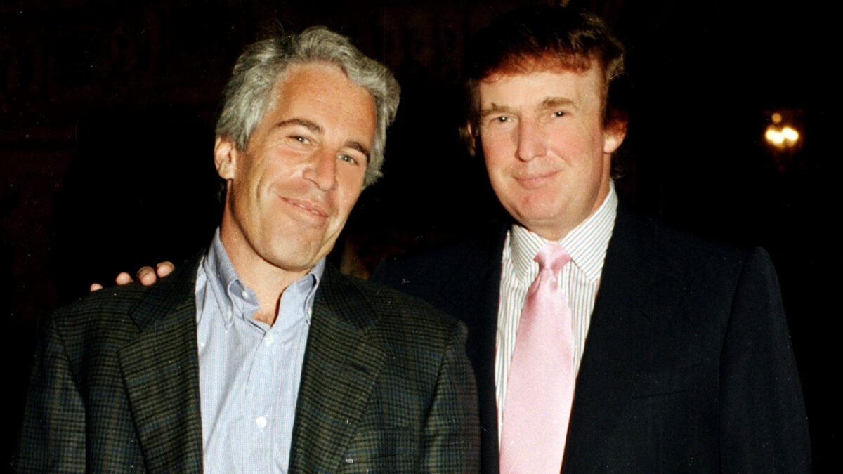Alex Jones beweert dat Trump-functionarissen hem hebben gevraagd te stoppen met praten over Jeffrey Epstein