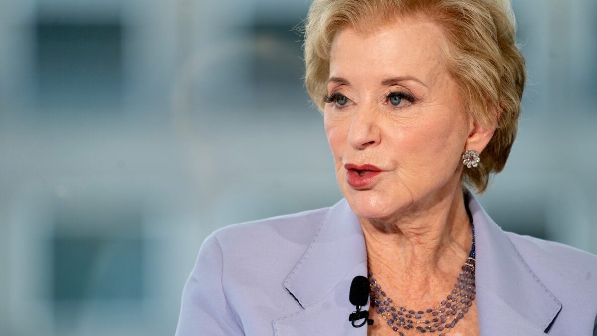 Bromistas interrumpen a la secretaria de Educación Linda McMahon con música de circo