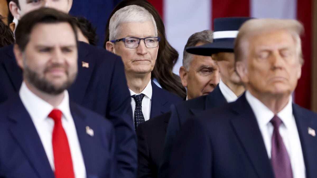 Tim Cook apparirà con Trump alla Casa Bianca mentre Apple annuncia un investimento da 100 miliardi di dollari