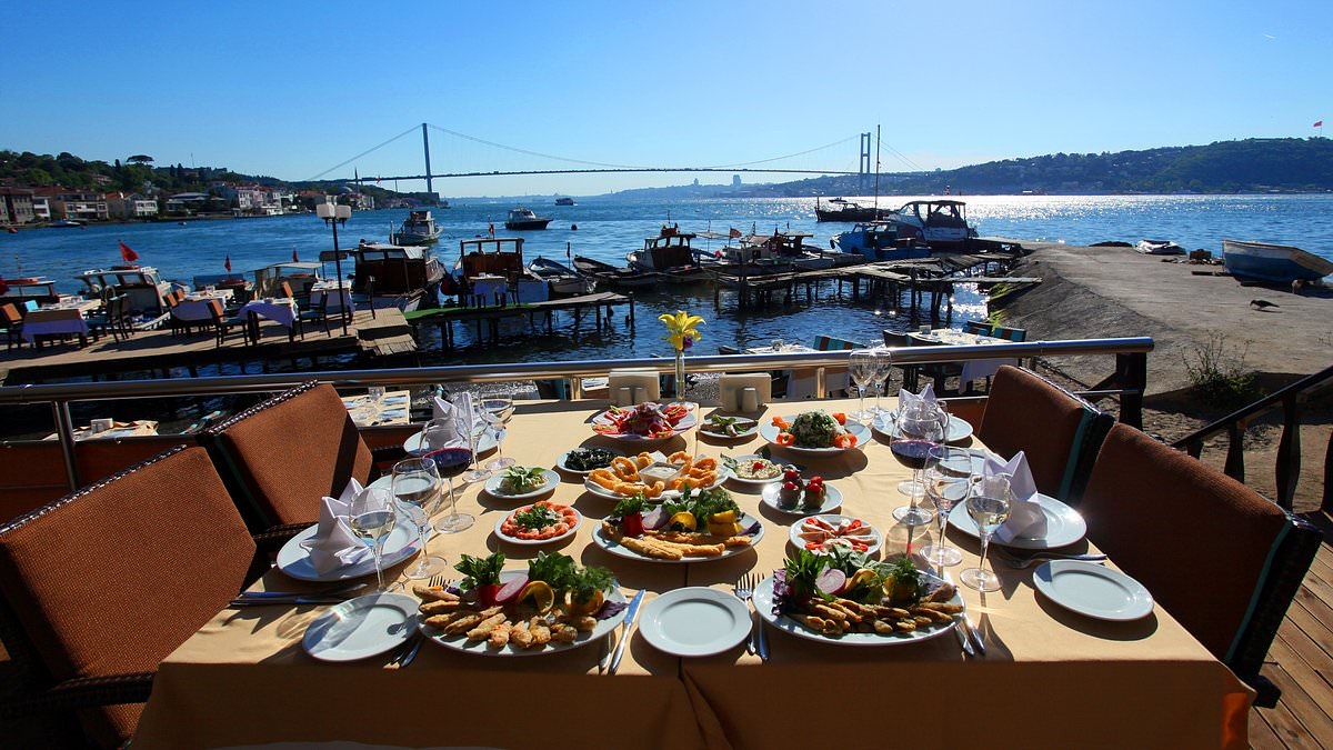 Hai mangiato fuori in Turchia nel modo sbagliato! Gli chef turchi rivelano i piatti che i turisti pensano siano autentici ma non lo sono (e perché dovresti evitare i kebab doner dei fast food e i menu 'à la carte')