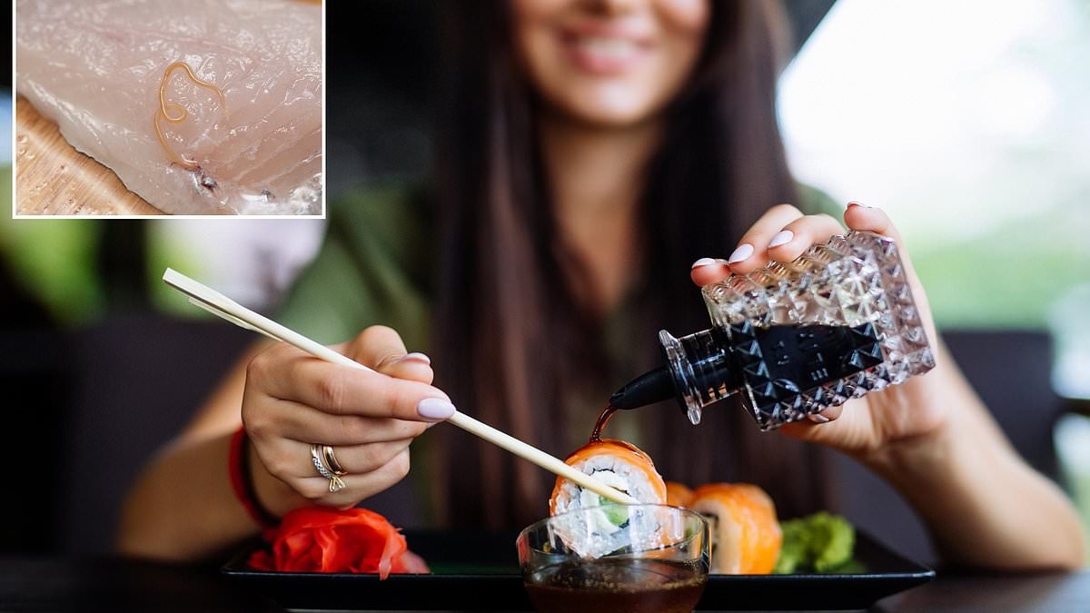 Un médico revela los riesgos repugnantes de comer sushi mientras un turista de Hawaii contrae GUSANOS CEREBRAL