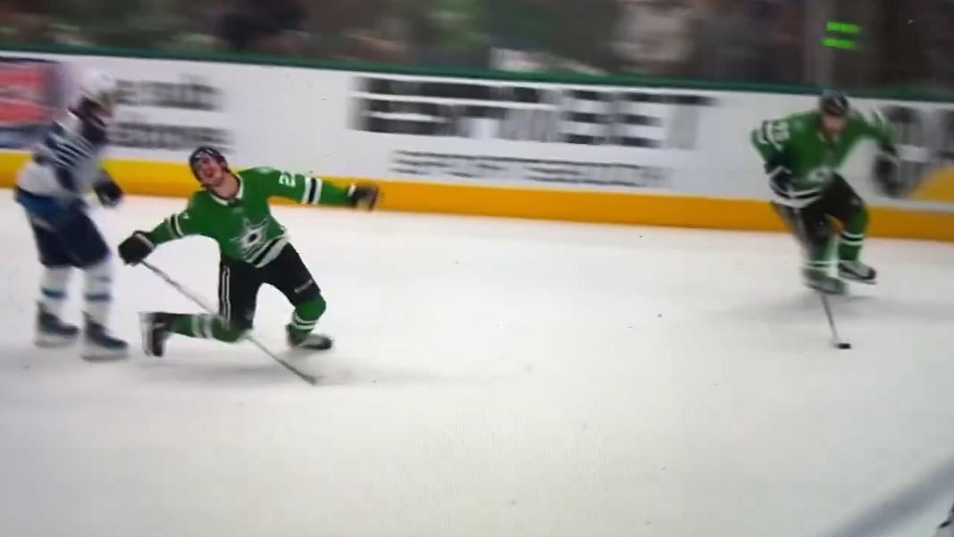 La stella dell'hockey colpisce l'arbitro con il bastone in un crollo scioccante dei playoff