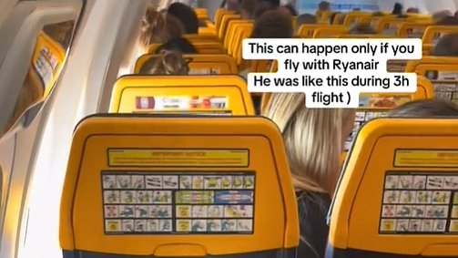 A maneira hilária de um passageiro tirar um cochilo em um voo da Ryanair - Você tentaria?
