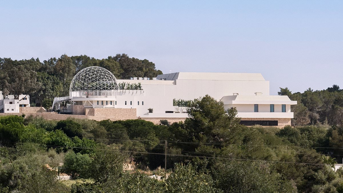 Primeira olhada na maior boate do mundo em Ibiza - dos banheiros 'mini-club' ao terraço com cúpula