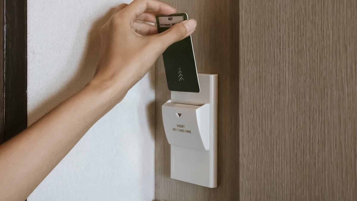 Un turista comparte un truco 'genial' para encender las luces del hotel sin su tarjeta llave, y la gente se sorprende de lo fácil que es.