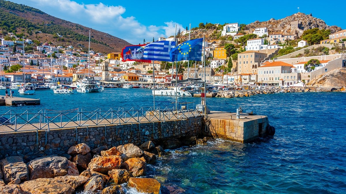 La isla griega poco conocida que es tan hermosa como Santorini, pero mucho más tranquila durante el verano.