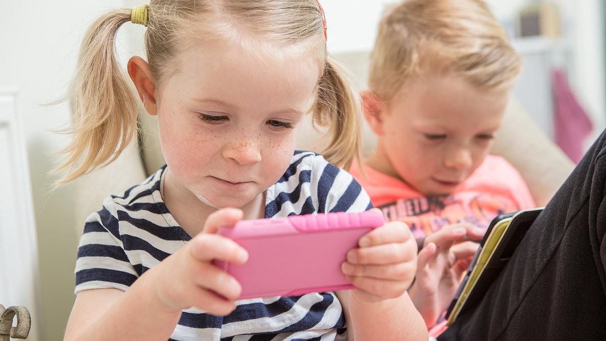 Se advierte a los padres que limiten el tiempo que sus hijos pasan frente a las pantallas, ya que una investigación revela que los jóvenes pegados a teléfonos inteligentes y tabletas tienen cerebros más pequeños y un coeficiente intelectual más bajo.