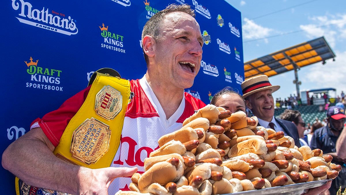 Se revelan repugnantes tácticas para ganar un concurso de comer perritos calientes cuando Joey Chestnut regresa a la famosa competencia de Nathan