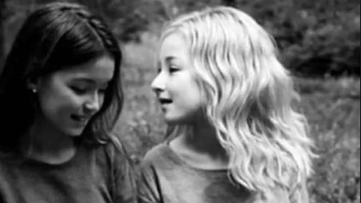 Riesci a individuare il volto? In questa foto di due ragazze c'è una terza persona nascosta: riesci a vederla?