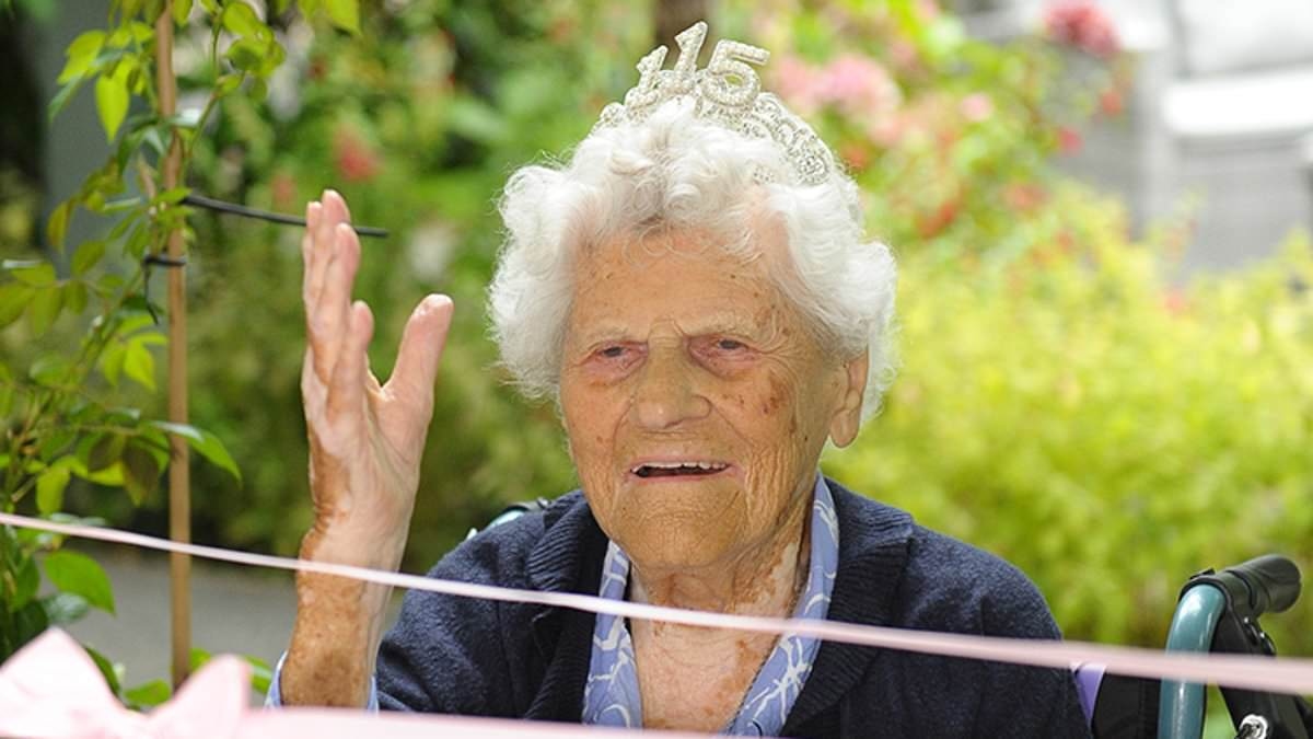 Il segreto per vivere fino a 100 anni: abitudini di vita nelle "zone blu" del mondo, dove le persone hanno DIECI VOLTE più probabilità di raggiungere un secolo
