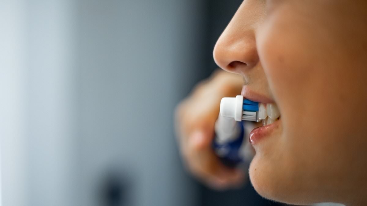 Un tout nouveau sens au brossage des dents... le dentifrice à base de cheveux humains peut stopper la carie