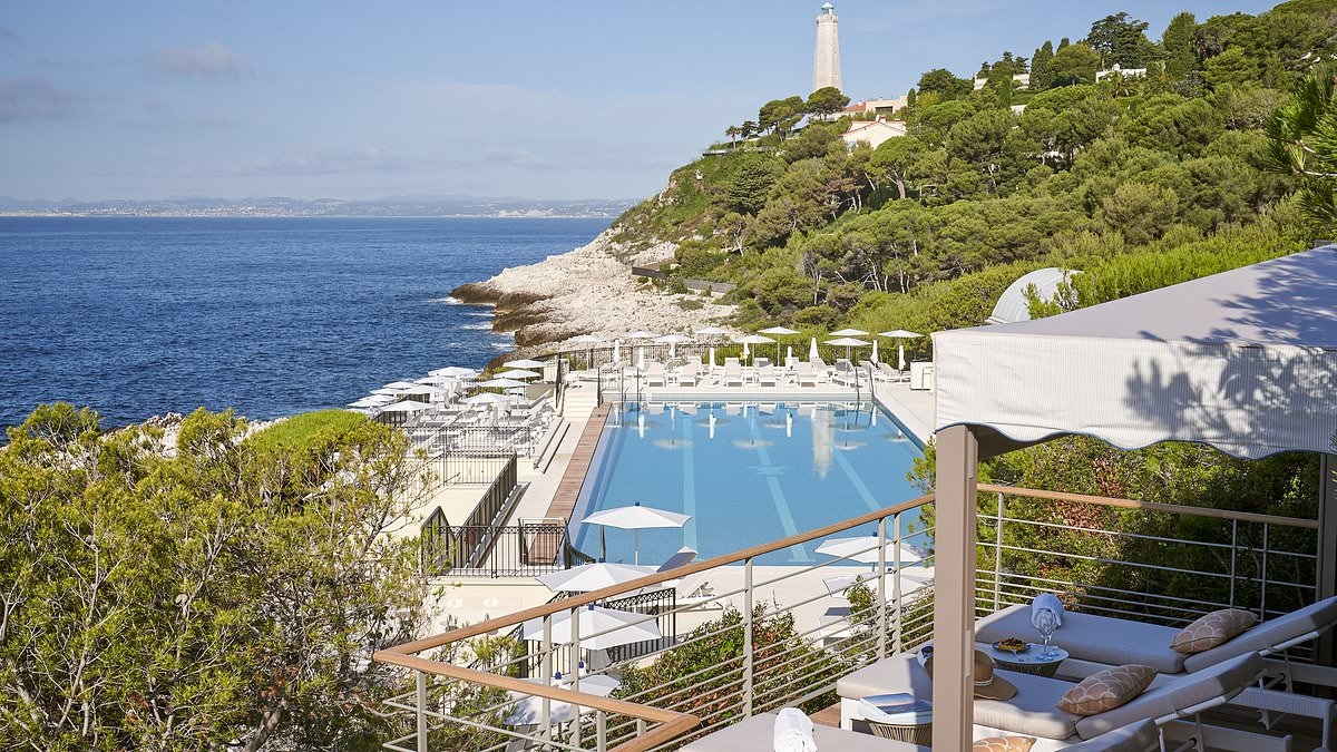 Descubra o hotel ultraluxuoso da Riviera Francesa, tão sofisticado que recebeu o status de "palácio" — mas será que ele é REALMENTE adequado para um membro da realeza?