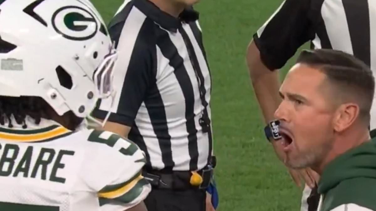 Trener drużyny Packers, Matt LaFleur, strofuje swojego zawodnika na linii bocznej po krytycznym błędzie w meczu z Commanders