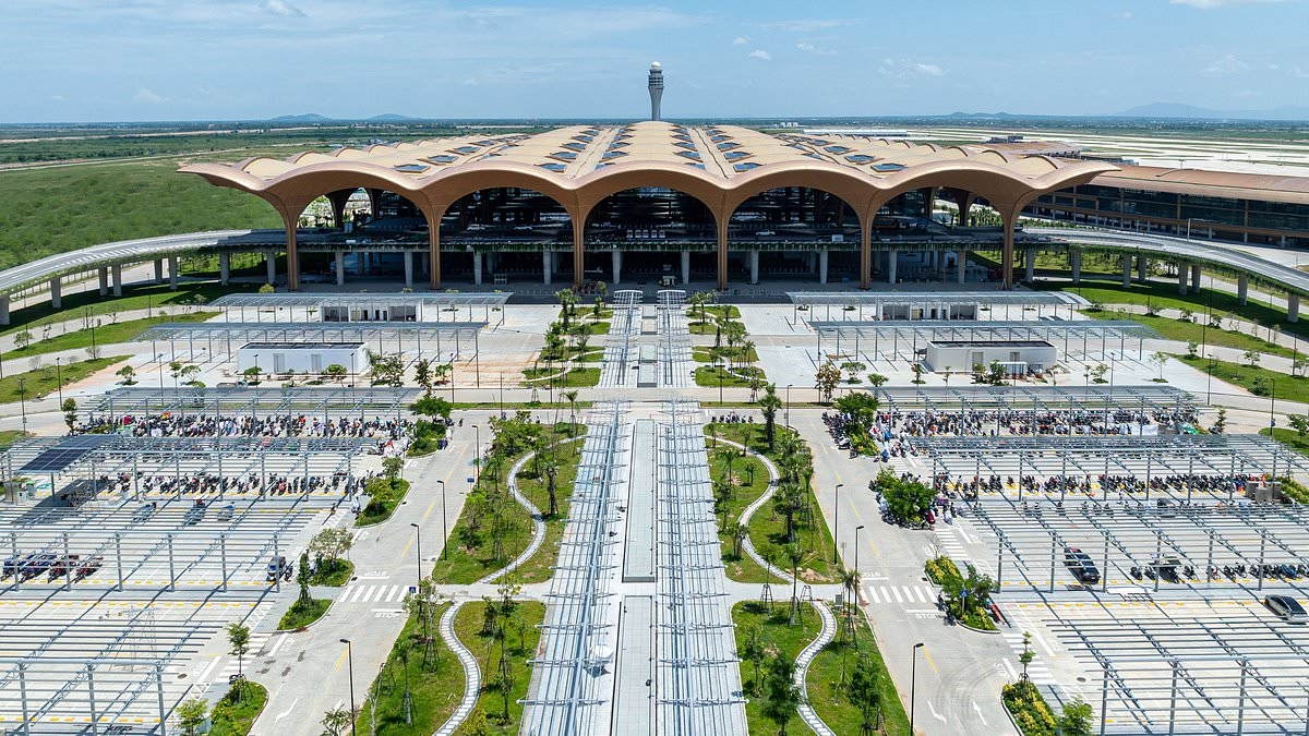 Um dos maiores aeroportos do mundo reabre após uma reforma de £ 1,4 bilhão