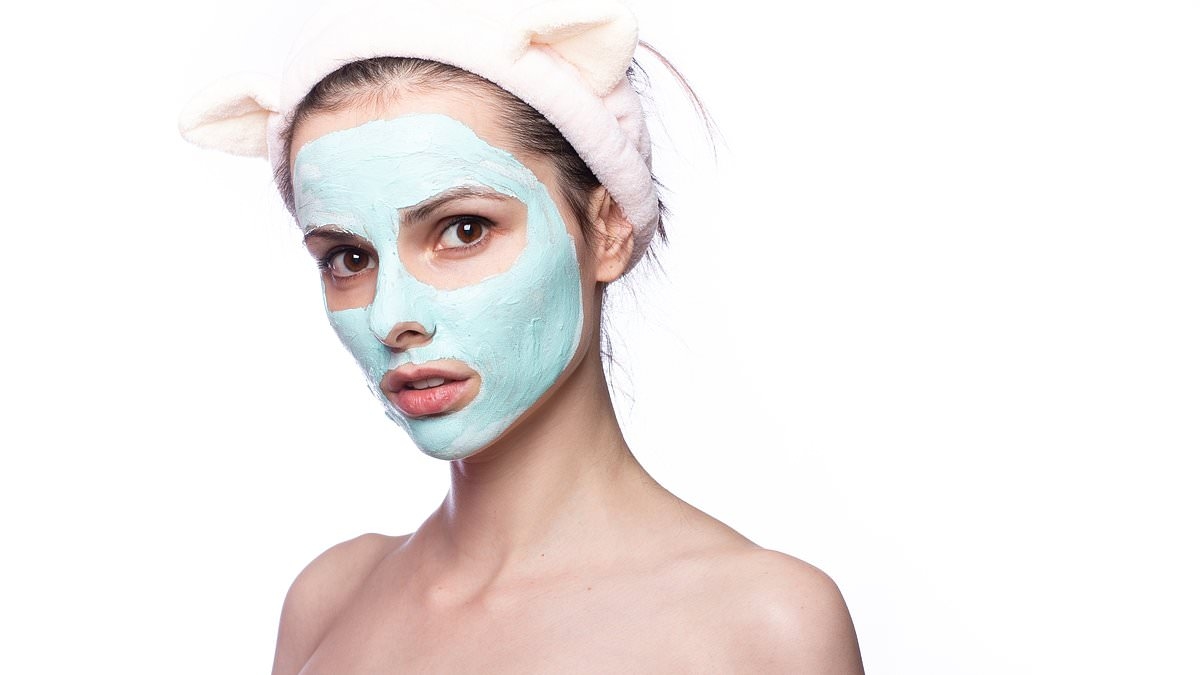 Dermatoloog noemt en beschaamt de populaire producten die hij NOOIT aanbeveelt: 'Ze verpesten je huid'