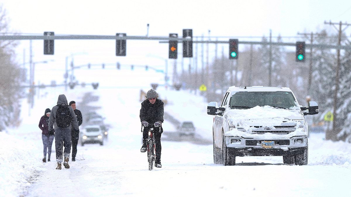 Winterstormwaarschuwing afgegeven in drie Amerikaanse staten vanwege zware sneeuwval en felle wind die het reizen bedreigen VANDAAG