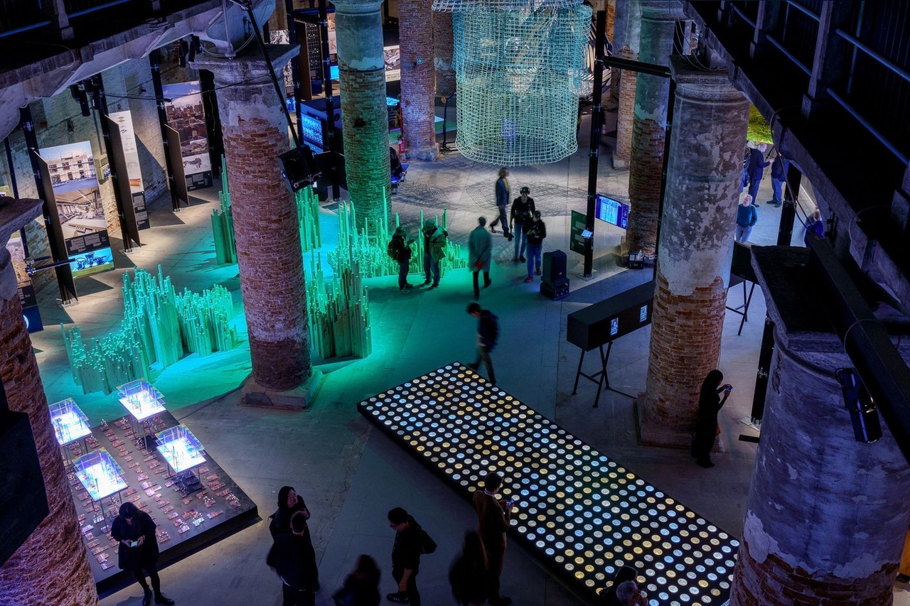 La Biennale di Architettura di Venezia rifiuta di scegliere tra intelligenza artificiale e frugalità