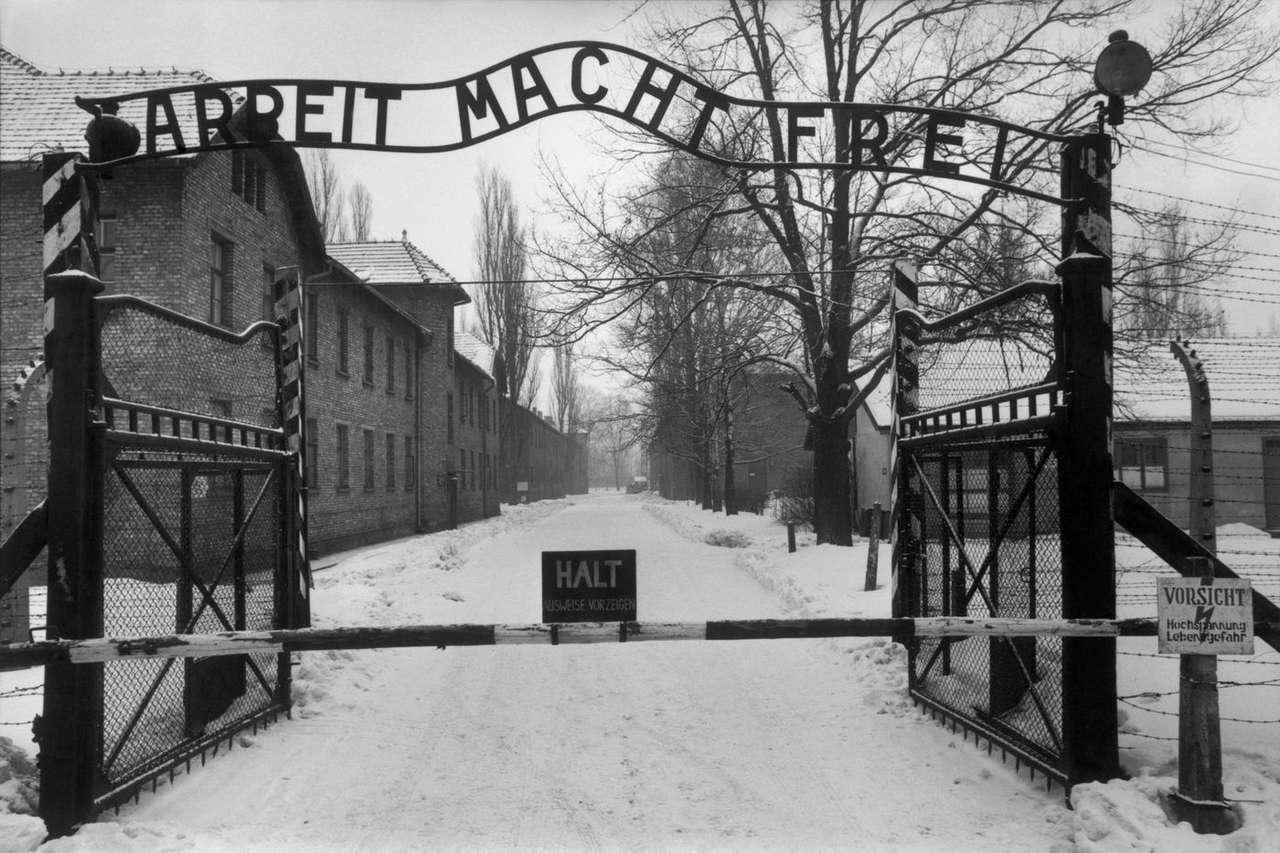 No Memorial da Shoah, uma exposição única de fotos de Auschwitz por Raymond Depardon