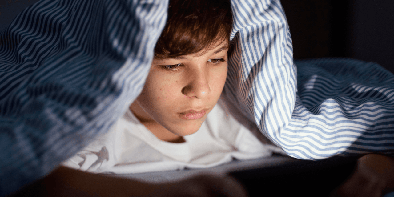 A falta de sono está associada à automutilação entre adolescentes.