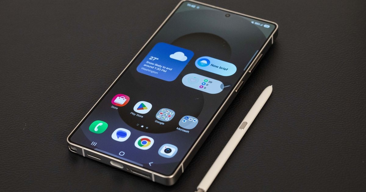 Samsung hayranları 548 sterlinlik hediyeleri kaparken, alışveriş yapanlar ayda 46 sterlinlik Sky fırsatı için akın ediyor