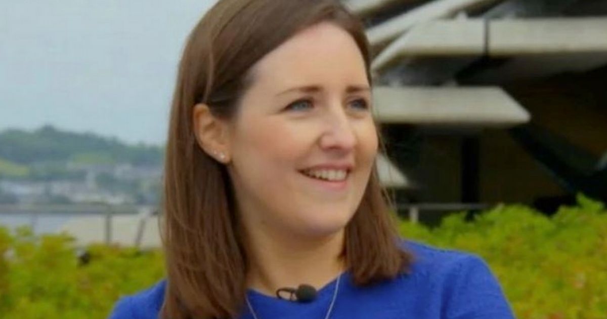 Fãs do Antiques Roadshow ficam 'emocionados' com atualização da estrela da BBC após diagnóstico de câncer terminal