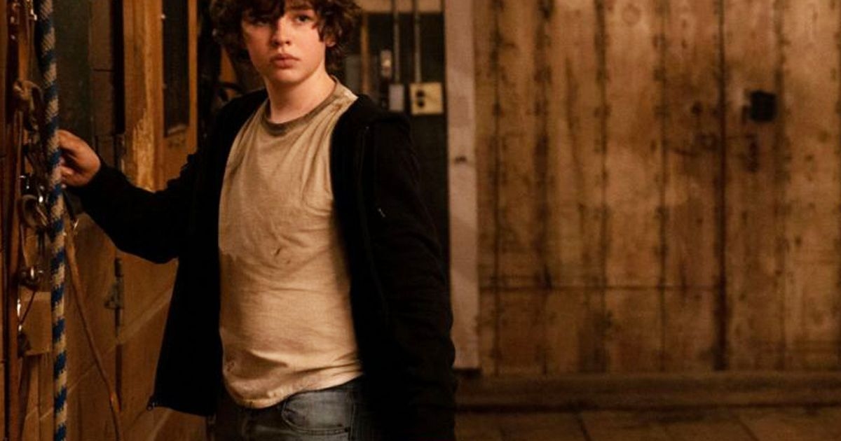 Finn Little, de Yellowstone, está quase irreconhecível em novo suspense com astro de Hollywood