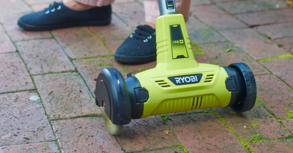Il pulitore per patio senza fili di Ryobi "rimuove facilmente" erbacce e muschio "in pochi secondi"