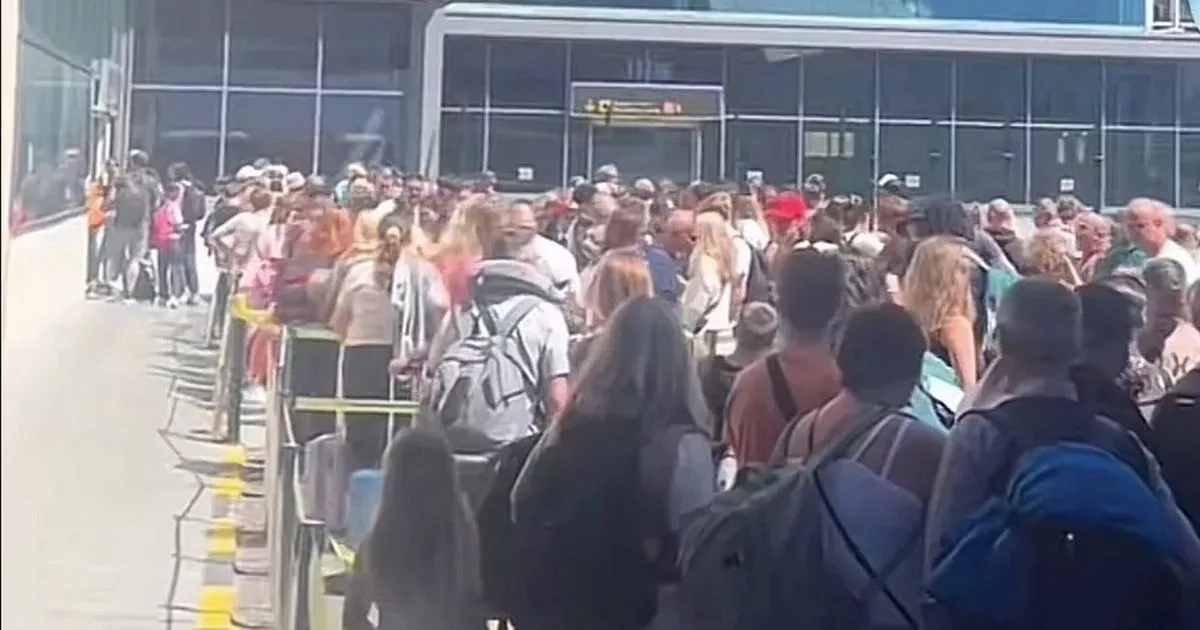 Spanish officials forced into emergency meeting after Brit tourists rage over 'inhumane' queues