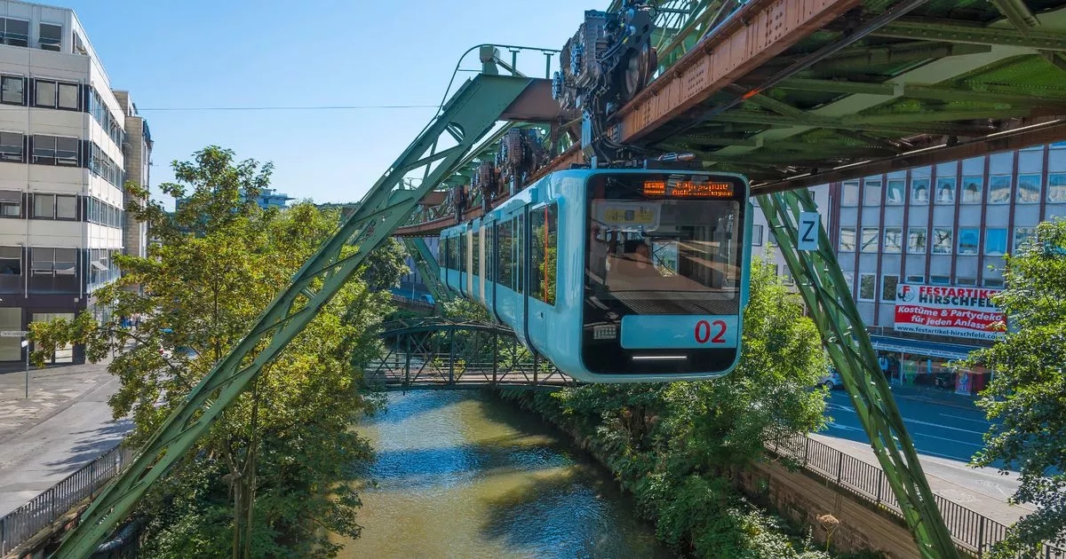 Unglaubliche 7,7 Millionen Pfund teure, kopfüber liegende Eisenbahn, die über Flüsse und Autos fliegt