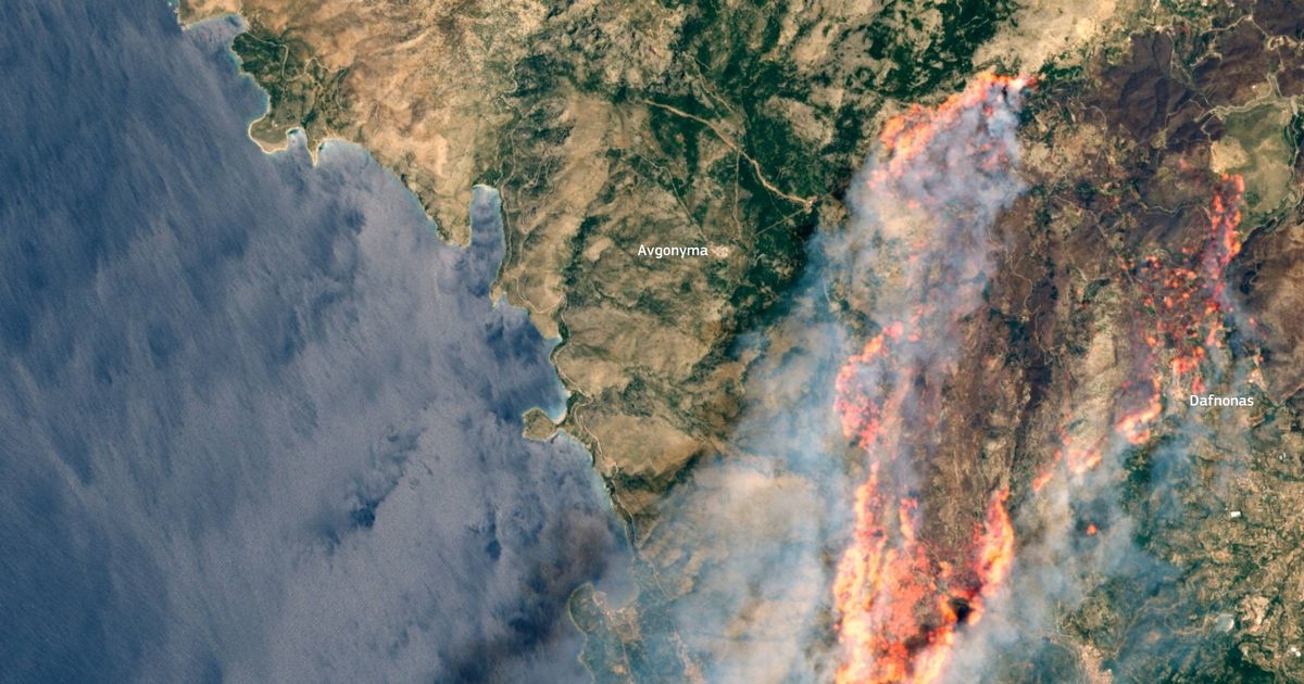 Imagen satelital muestra incendios forestales que devastan una isla turística mientras los turistas son evacuados