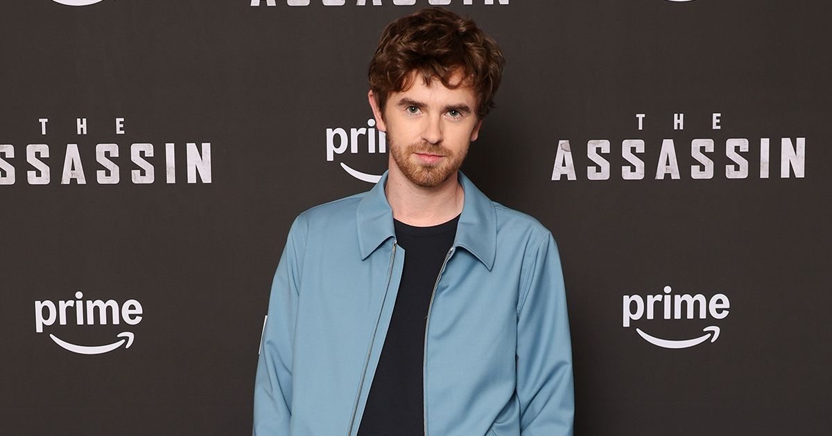 Das Leben des Assassin-Stars Freddie Highmore abseits der Leinwand – von der selten gesehenen Ehefrau bis zum echten Namen