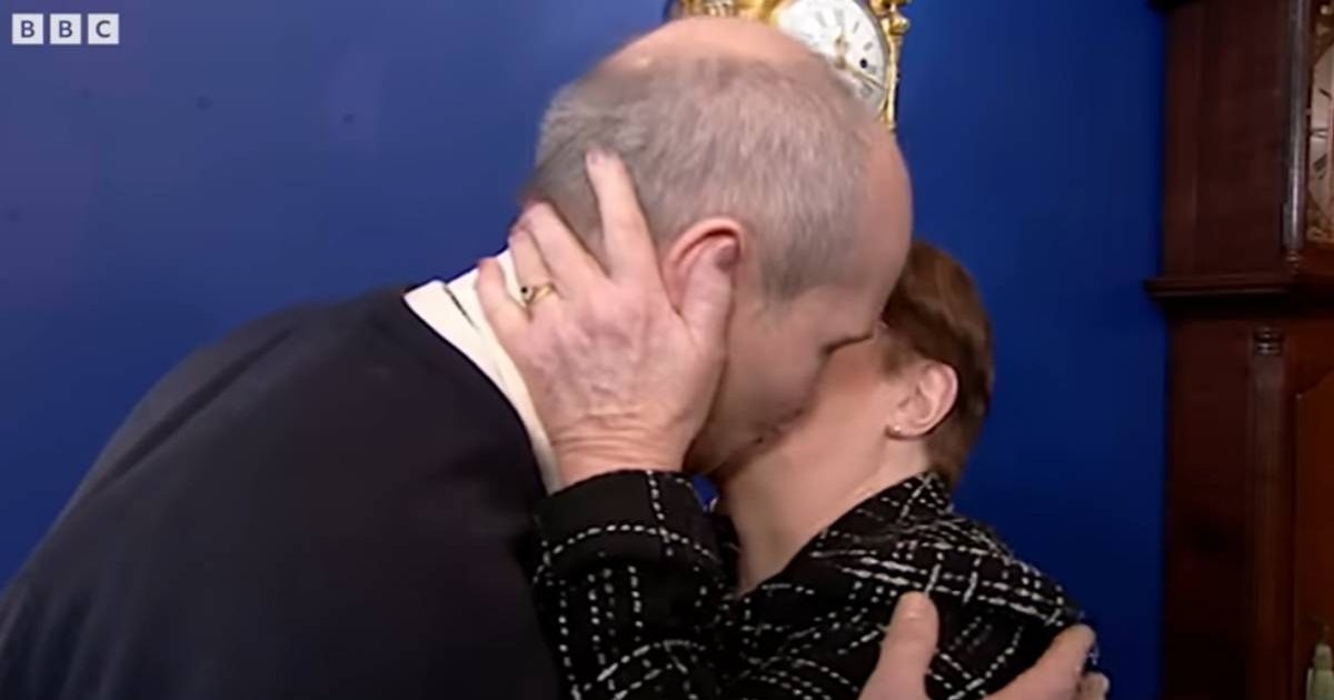 Gast der Antiques Roadshow küsst BBC-Experten, nachdem er vom Wert einer „hässlichen“ Uhr überrascht ist