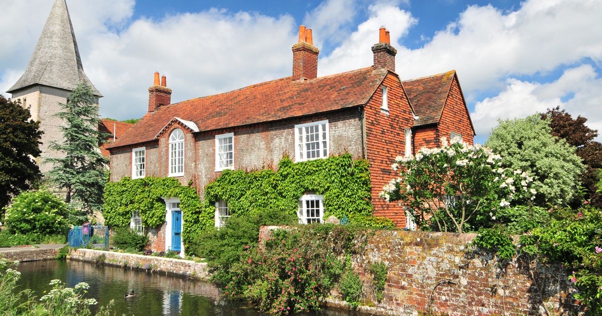 Hübsches Juwel an der Küste von Sussex, das zu den schönsten „Schokoladenschachteldörfern“ Englands zählt