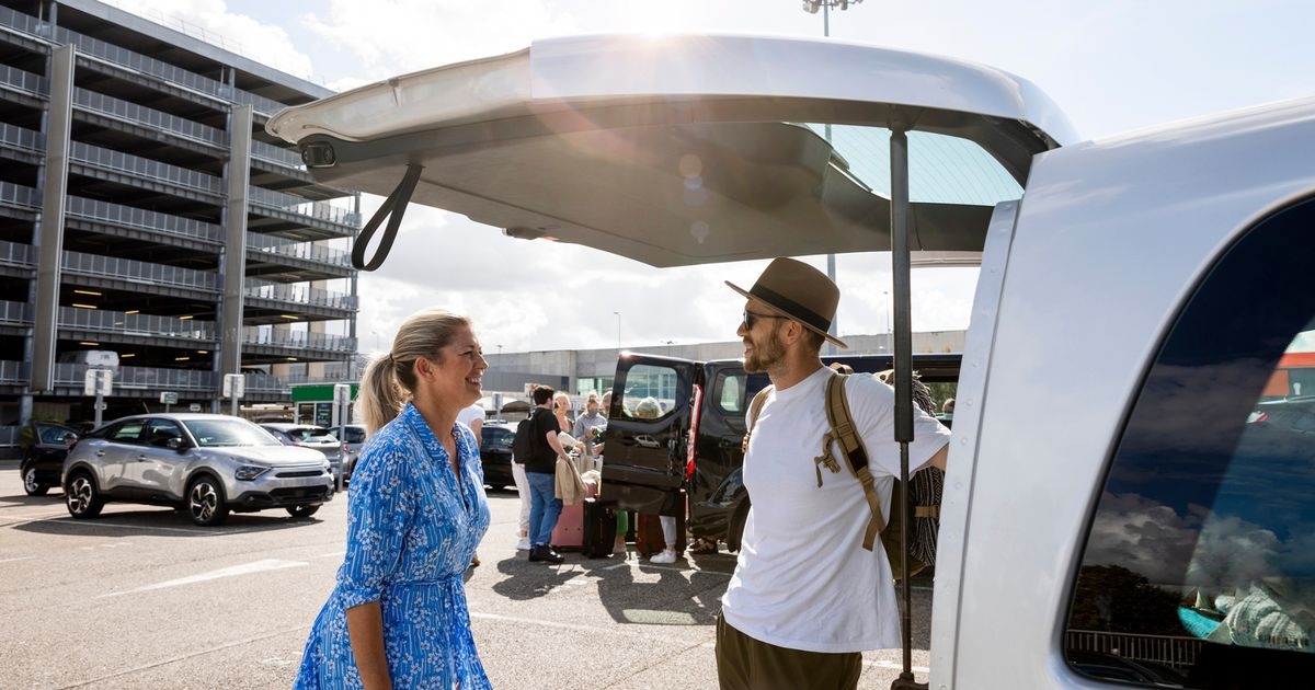 Travel expert names 5 holiday hacks to avoid airport pick-up disaster