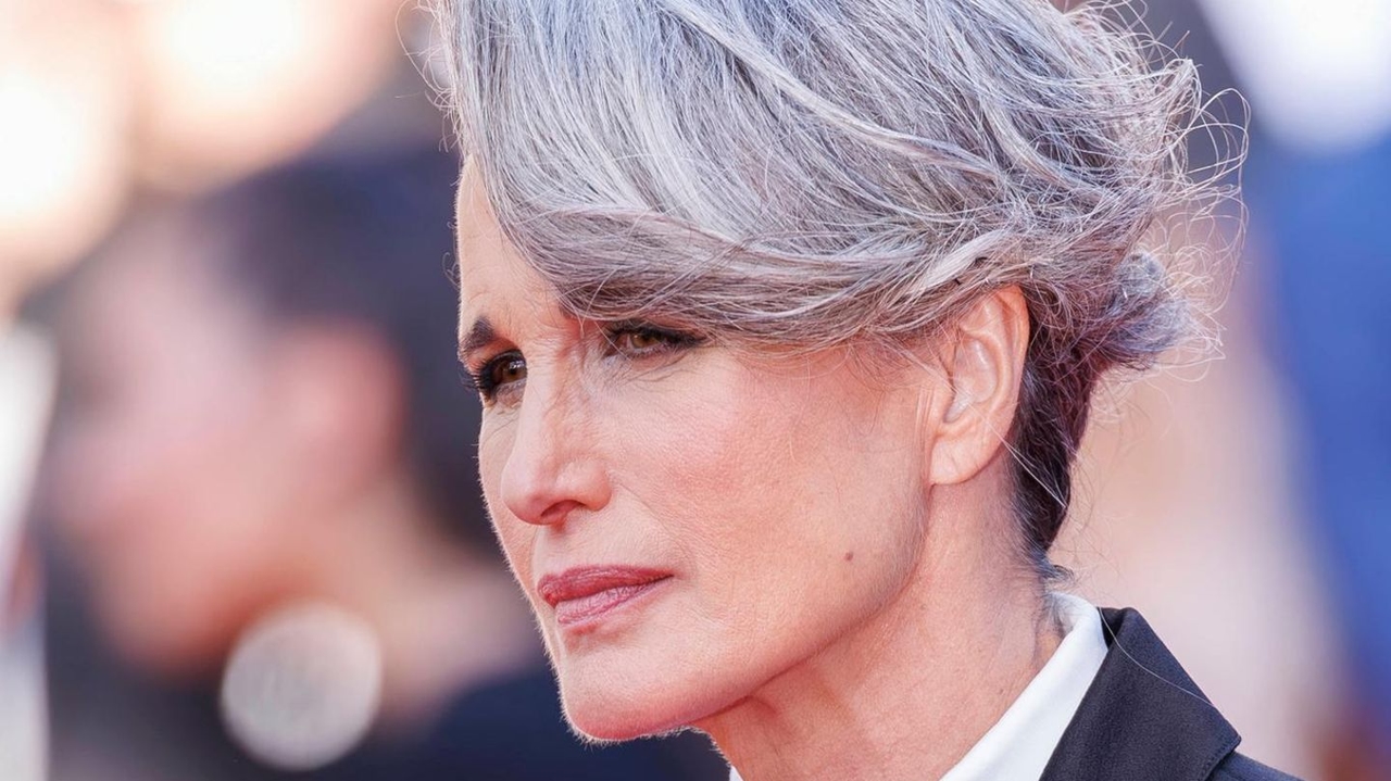 Blush for mature skin: This is why these two colors make women over 50 shine