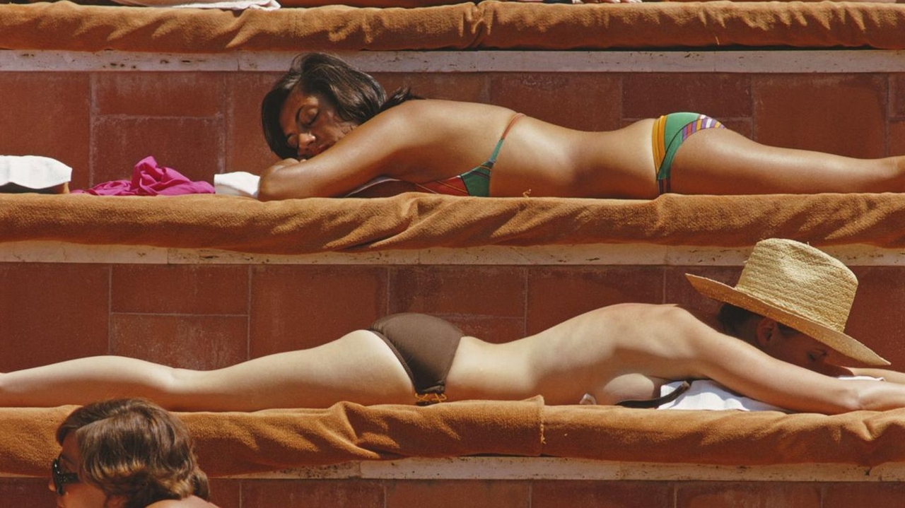 Temiz Kız yerine Dikkatsiz Kız: Bronzlaşma çizgileri geri döndü - bikini deseni nasıl lüks bir sembole dönüşüyor?