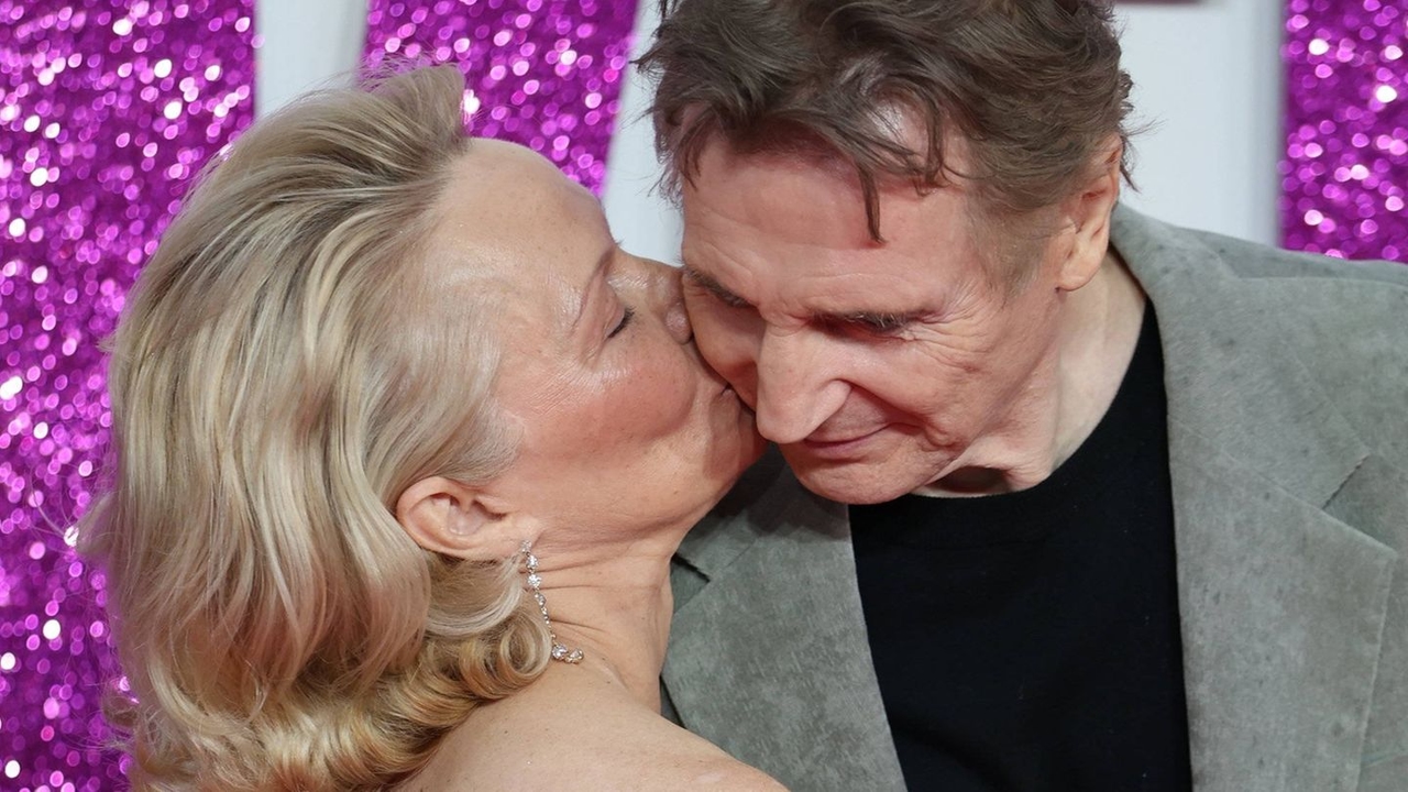 Pamela Anderson e Liam Neeson: perché avevamo bisogno di questa storia d'amore