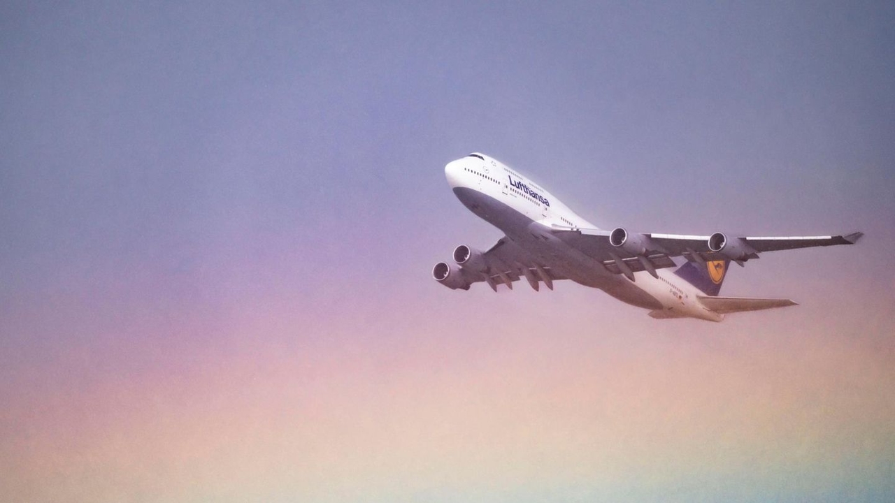 Lufthansa, BMW & Co.: Pride fatigue: Companies forego logos in rainbow colors
