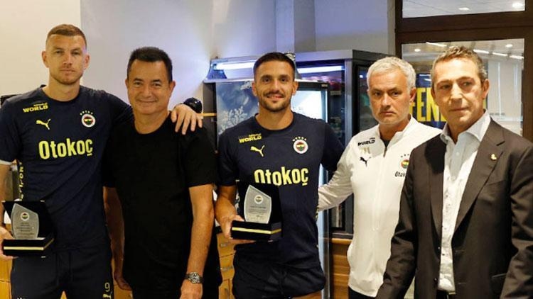 Targa di ringraziamento di Ali Koç a Tadic e Dzeko!