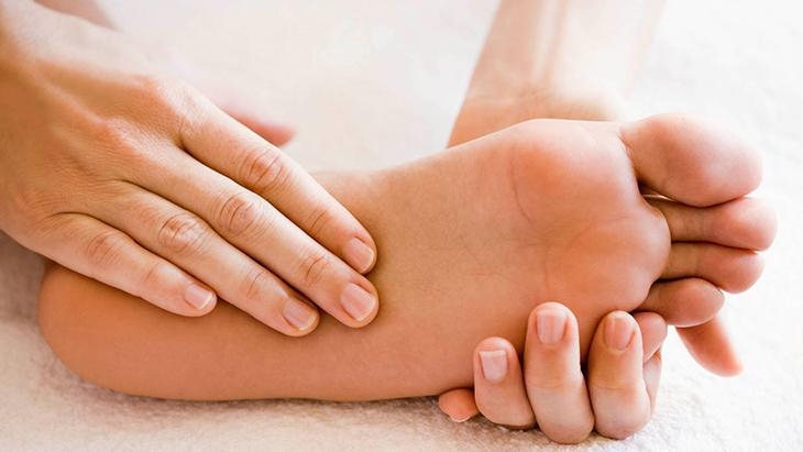 What is the reason for itching under the feet? What causes itching under the feet and how can it be relieved?