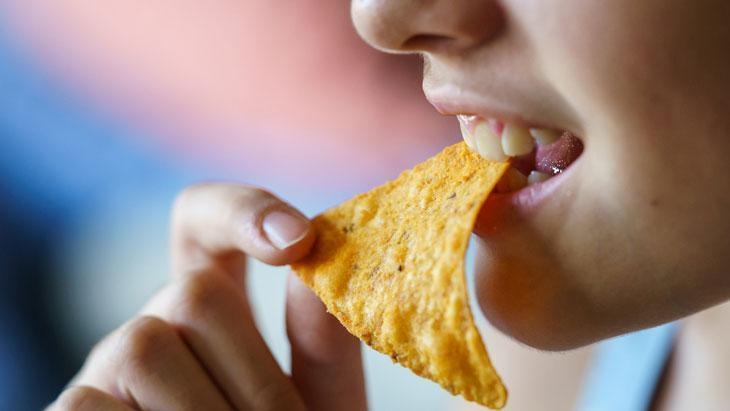 O que é mais prejudicial: fome ou junk food? Especialistas respondem e os resultados são surpreendentes