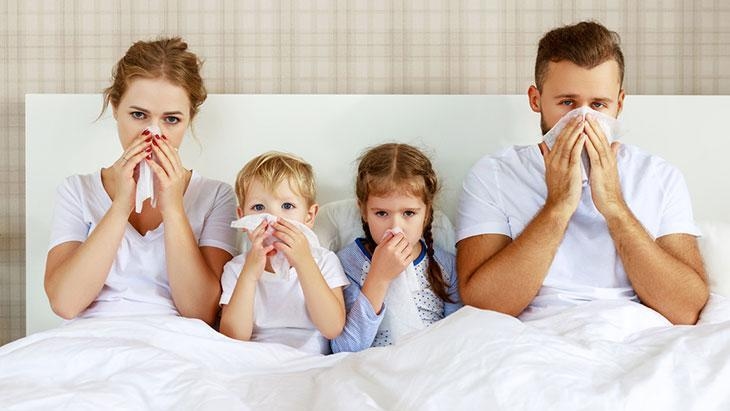 Die Grippe ist nicht einfach nur eine Erkältung! Sie kann dazu führen, dass alle im Haus bettlägerig werden.