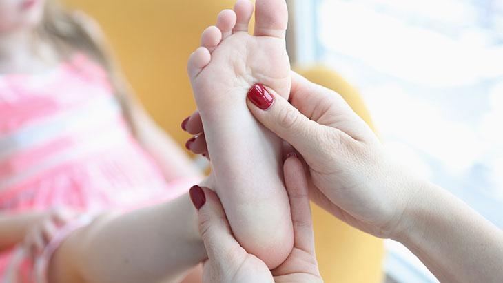 Het komt voor bij 7 op de 10 kinderen! Als deze symptomen aanwezig zijn, kunnen platvoeten de oorzaak zijn.