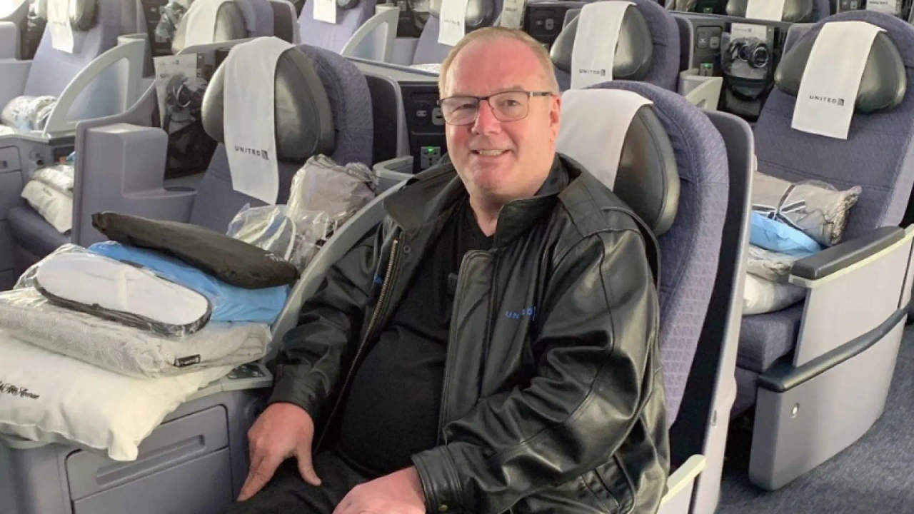 The man who bought unlimited flights for less than 500,000 euros and has been flying nonstop for 35 years
