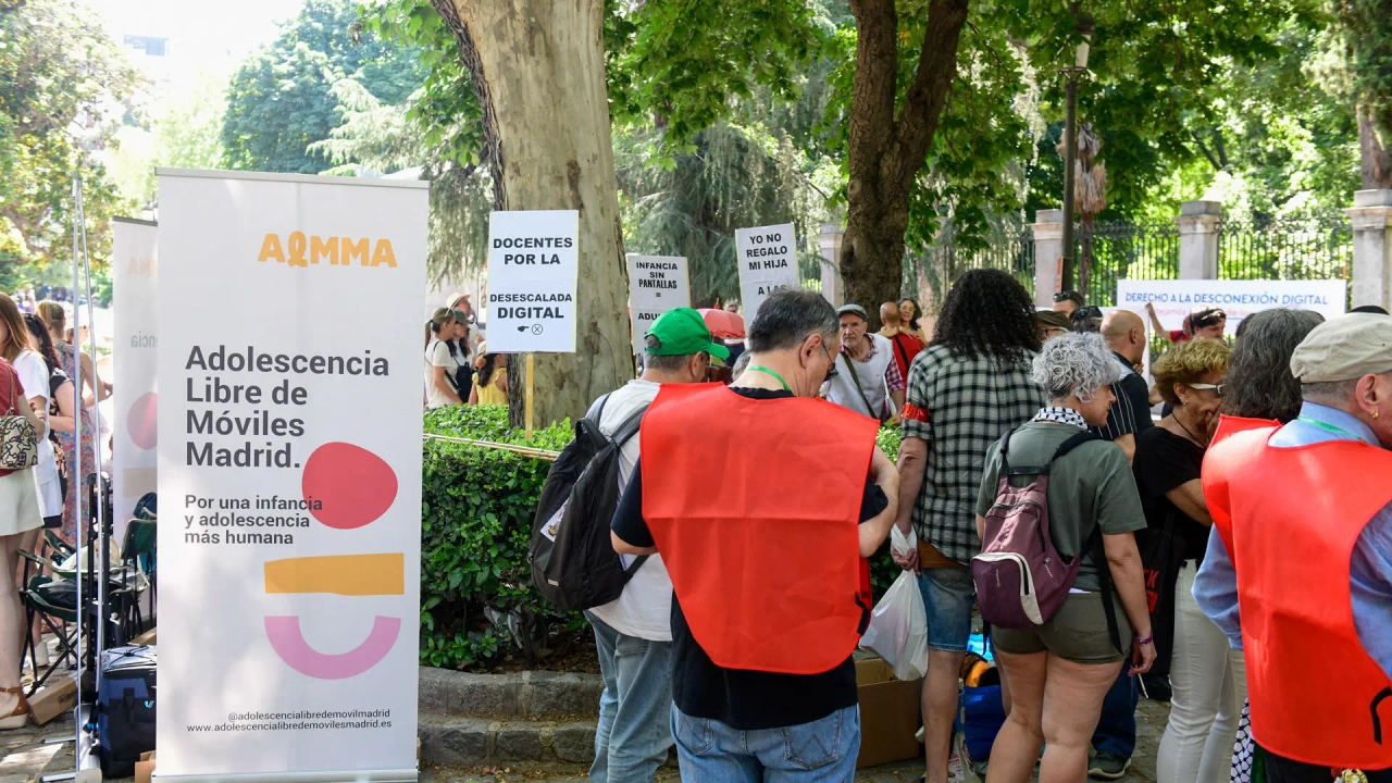 Genitori ed educatori chiedono la de-escalation digitale durante tutti gli anni scolastici.