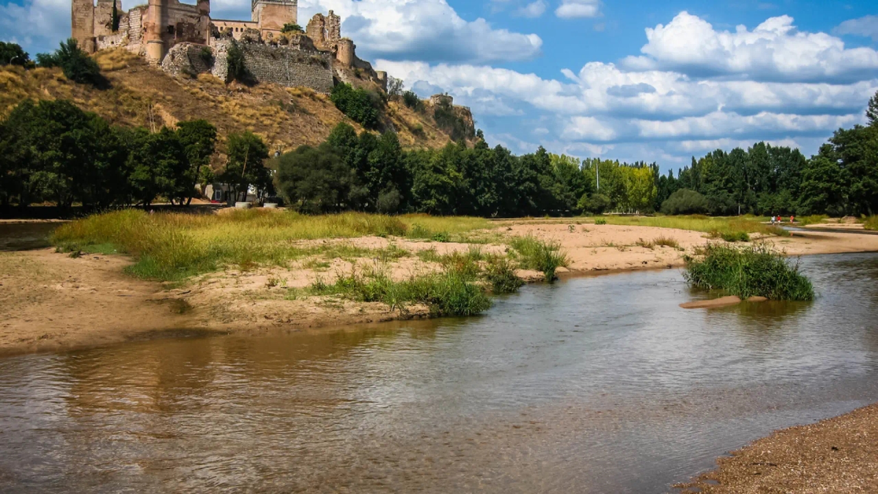 La spiaggia naturale di Toledo, che si trova ai piedi di uno spettacolare castello