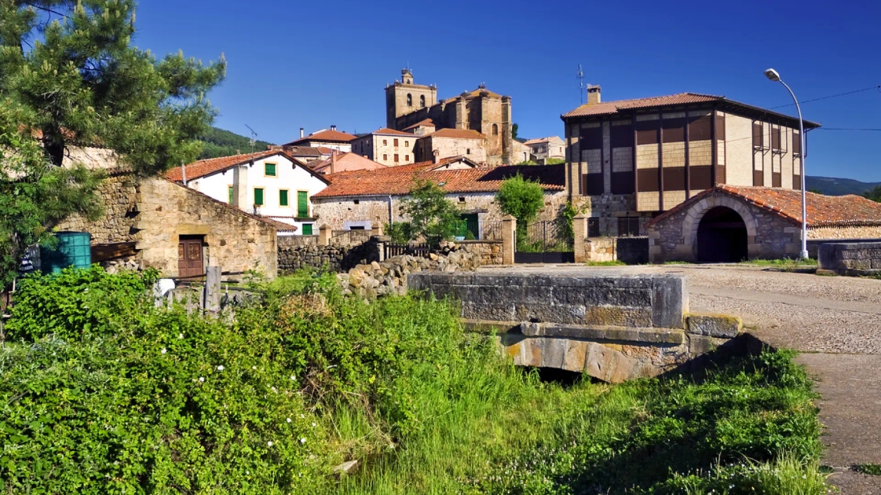 La hermosa villa medieval de Soria rodeada por las aguas del Duero